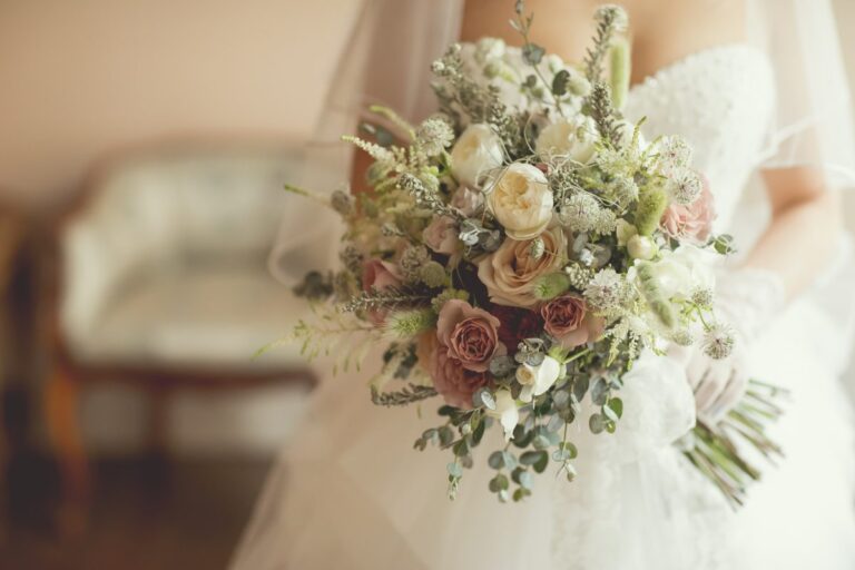 ブーケの形でどう変わる？デザインの種類別・ウエディングブーケの選び方