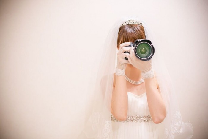 カメラを持つ花嫁