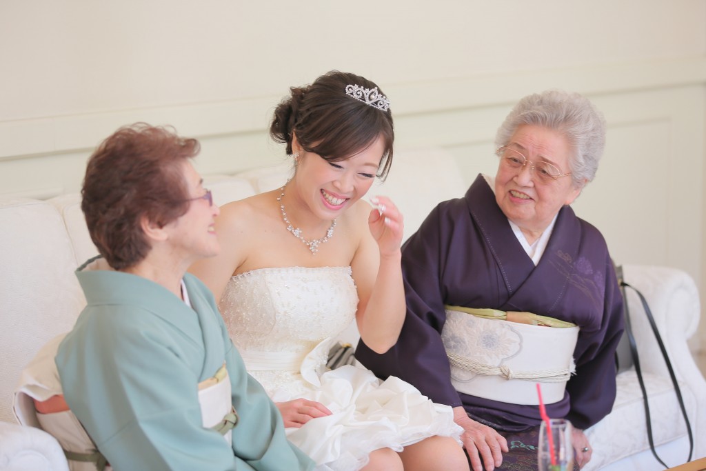 結婚式で花嫁と会話をするおばあちゃん