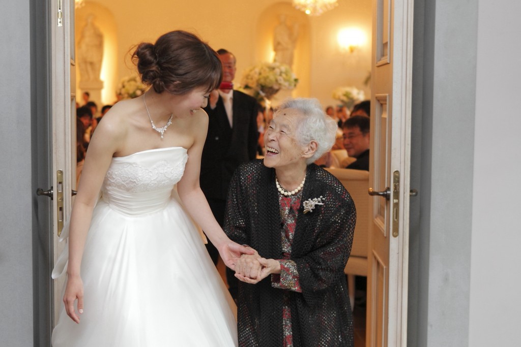 結婚式で中座をする花嫁とおばあちゃん